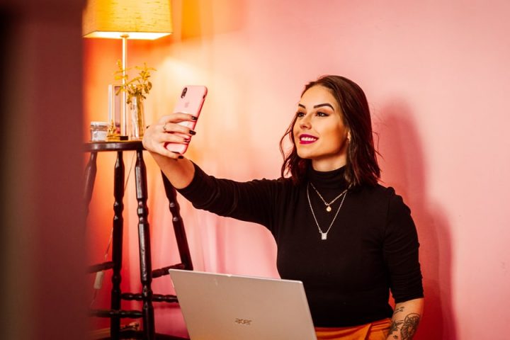 What is the difference between brand ambassadors and influencers selfie image